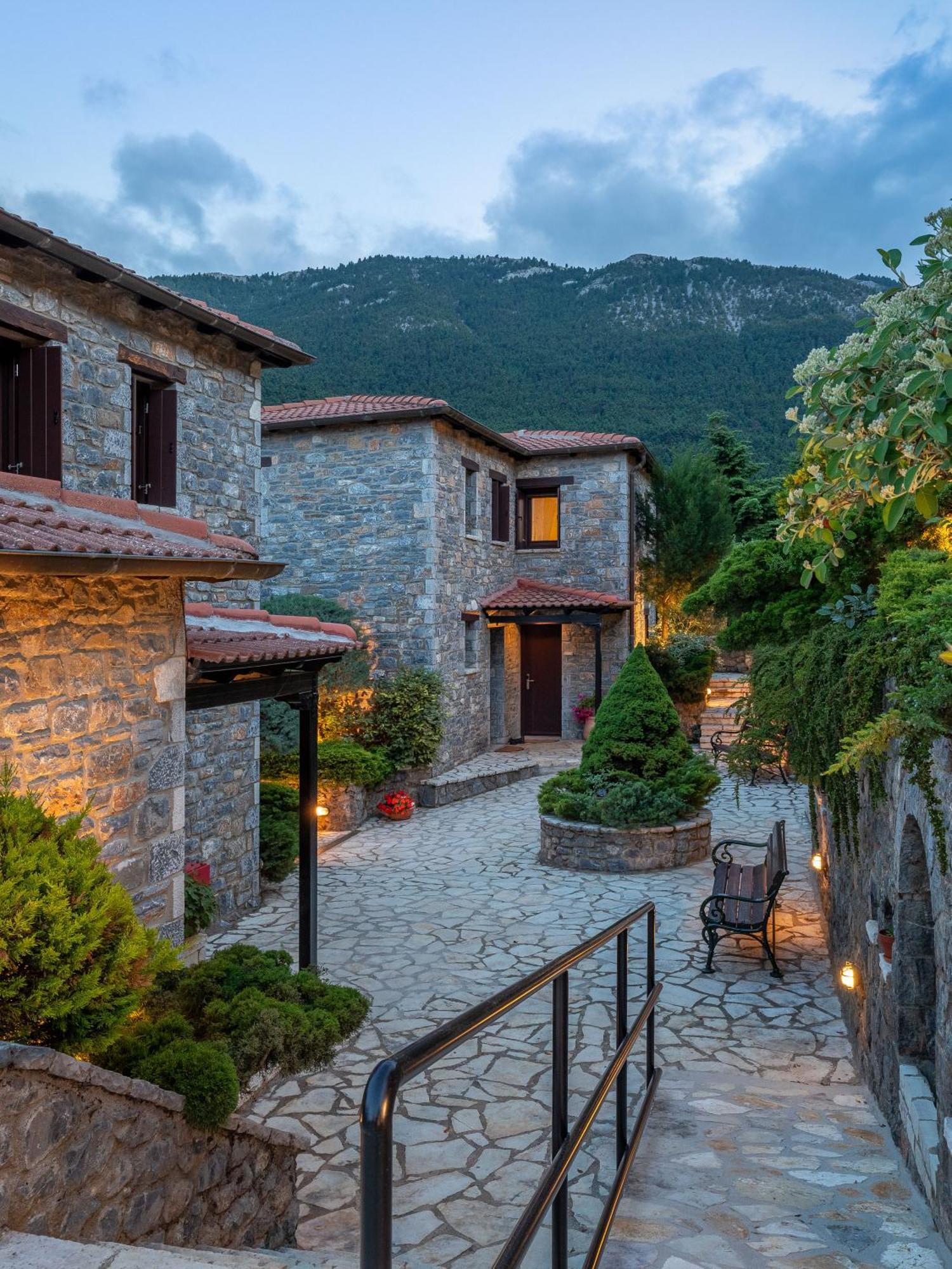 Ostra Menalon Luxury Gasthof Kardharás